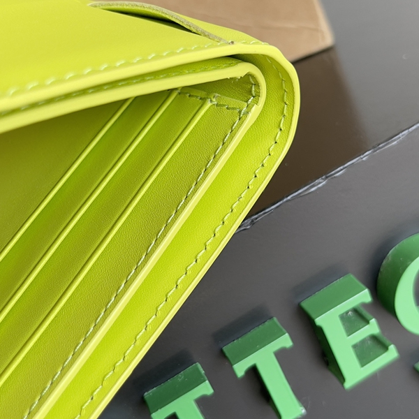 ボッテガヴェネタ財布コピー側面デザイン